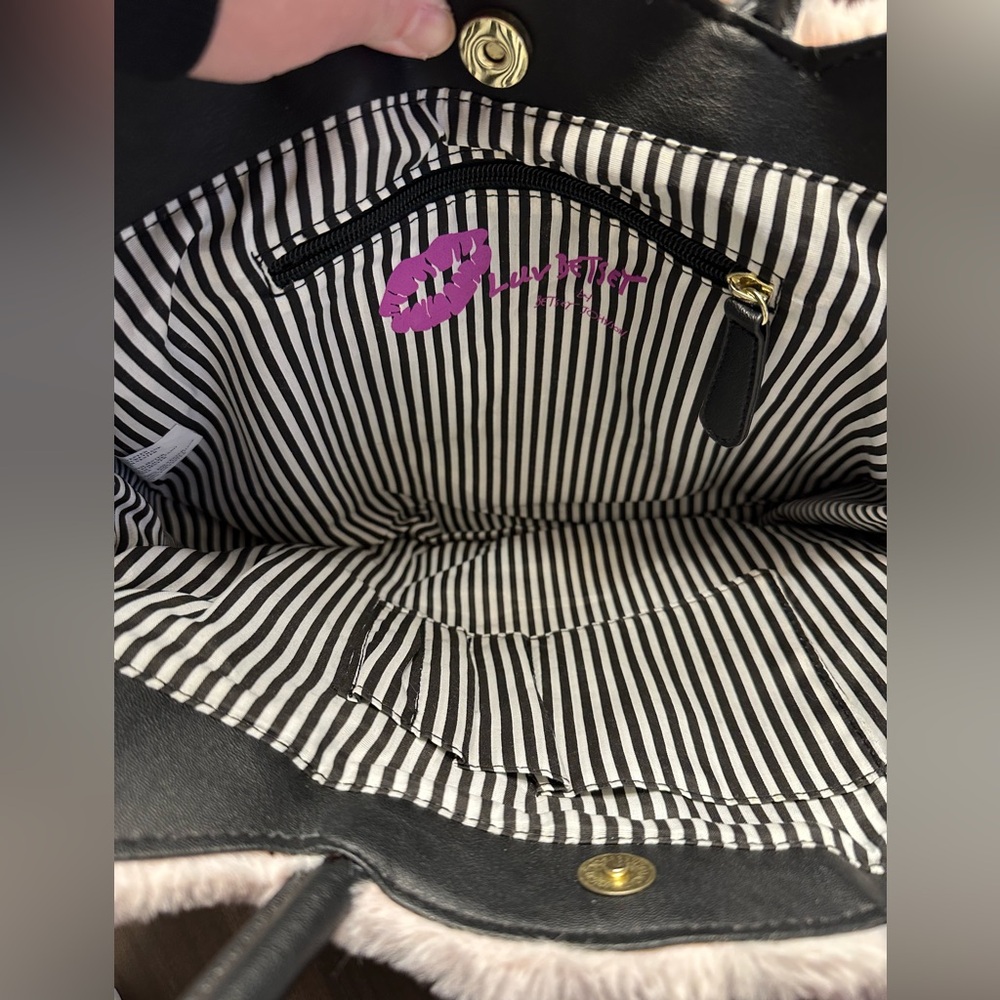 NWOT Betsey Johnson fuzzy cat bag - Picture 5 of 6